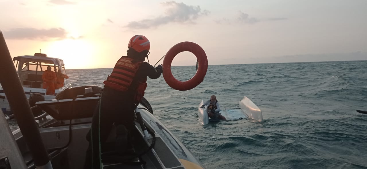 Armada de Colombia rescata a un adulto mayor que se encontraba a la deriva a 2,3 millas de la Costa por Pozos Colorados