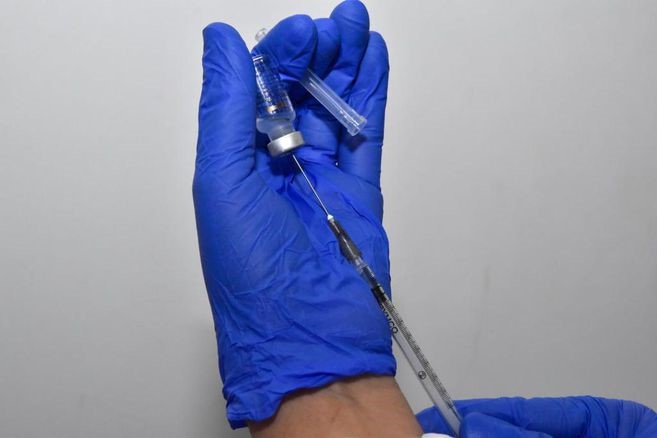Vacunas si hay… Mayores de 45 años sin comorbilidades en el Distrito ya pueden vacunarse contra el COVID-19 sin agendamiento