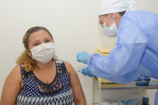 A pesar de la pelea política,  Gobierno Nacional envía vacunas y Alcaldía se las pone a los docentes