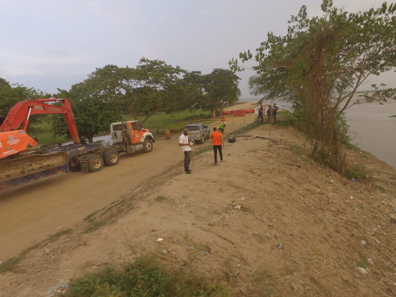 Manos a la obra, Gobernación lidera trabajos en punto crítico de erosión del río Magdalena