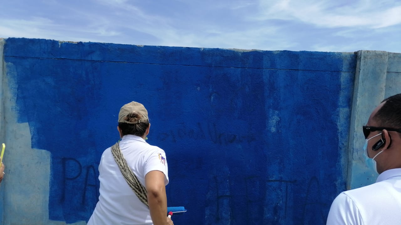 Después del vandalaje, estudiantes y profes pintan la pared de la U