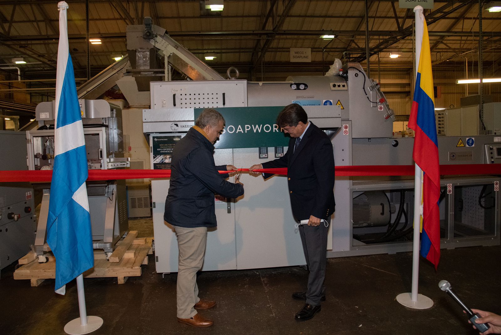 DAABON inaugura su planta de jabones Soapworks en Escocia, presidente Duque corta la cinta