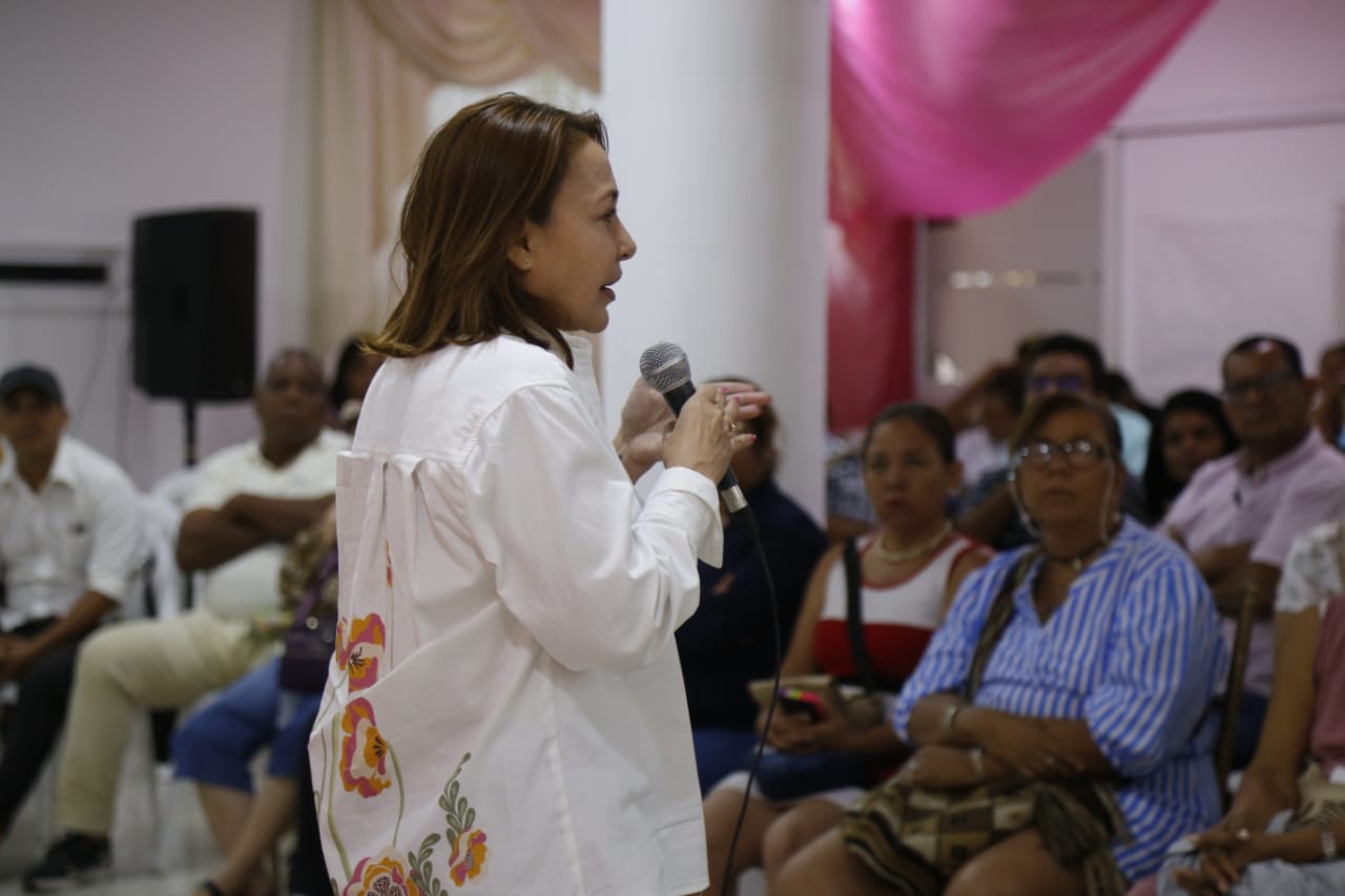 Patricia,  Martínez y líderes comunales: Un solo fin, agua para todos