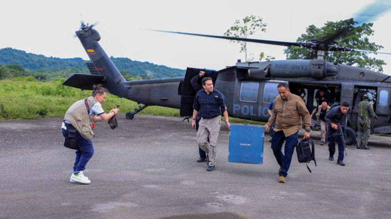 Registrador Alexander Vega recorre y vuela para conectar a Colombia de cara a las elecciones