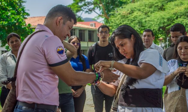 A pocas horas de la Consulta Pablo Vera recibe el cariño de la comunidad universitaria   